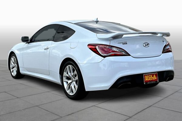 2016 Refurbished Hyundai Genesis 3.8L Base RWD 2dr Car - Image 8