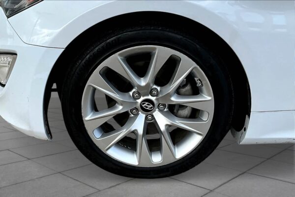 2016 Refurbished Hyundai Genesis 3.8L Base RWD 2dr Car - Image 7