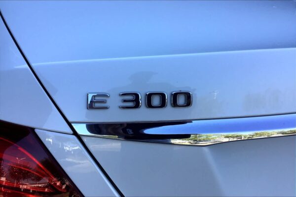 Refurbished 2017 Mercedes-Benz E 300 Luxury RWD 4dr Car - Image 28