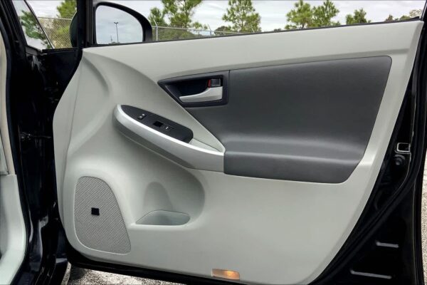 Refurbished 2010 Toyota Prius III FWD Hatchback - Image 19