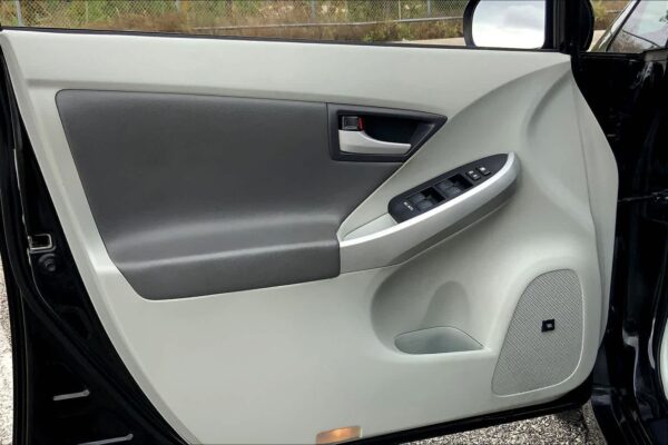 Refurbished 2010 Toyota Prius III FWD Hatchback - Image 18
