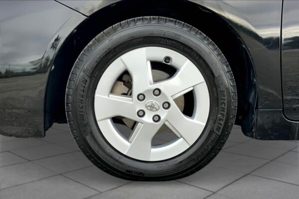 Refurbished 2010 Toyota Prius III FWD Hatchback - Image 8