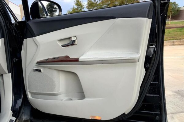 Refurbished 2010 Toyota Venza FWD Station Wagon - Image 27