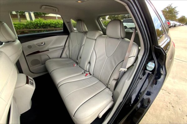 Refurbished 2010 Toyota Venza FWD Station Wagon - Image 17