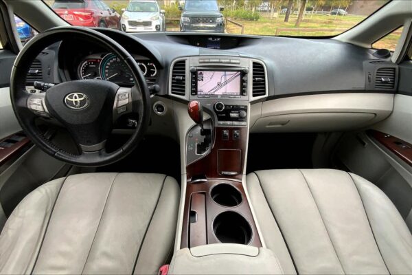 Refurbished 2010 Toyota Venza FWD Station Wagon - Image 13